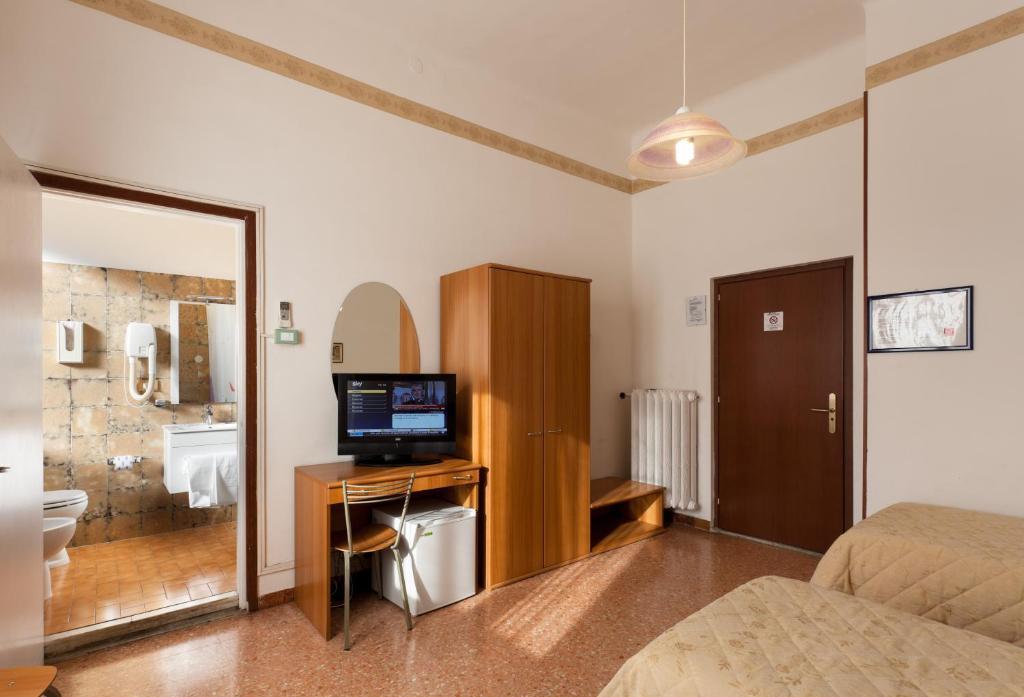Parking Hotel Giardino Livorno Rum bild
