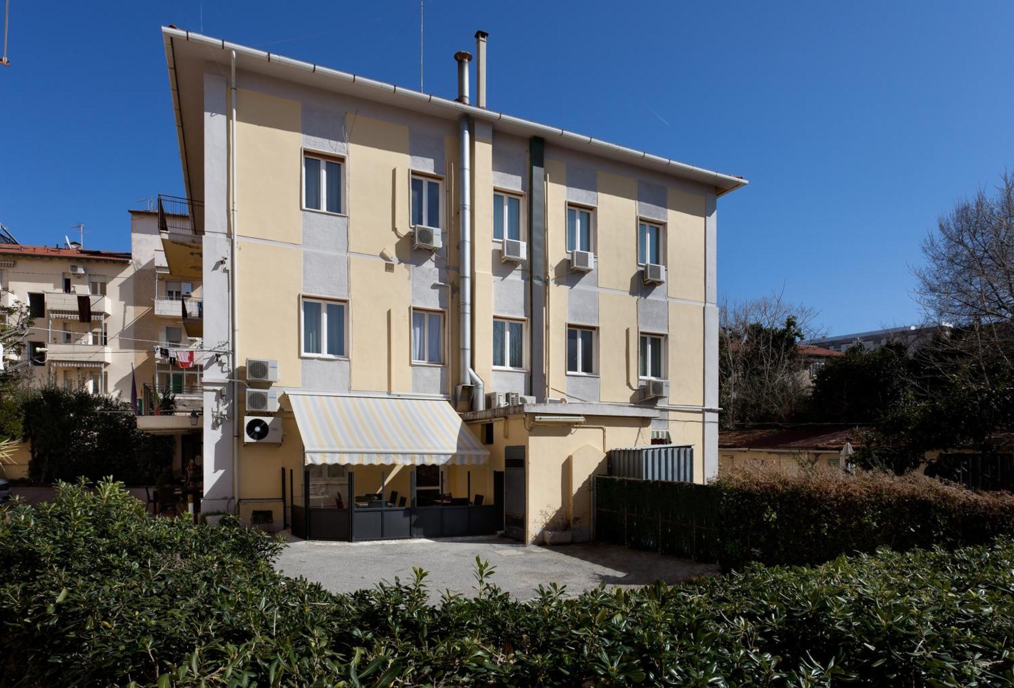 Parking Hotel Giardino Livorno Exteriör bild
