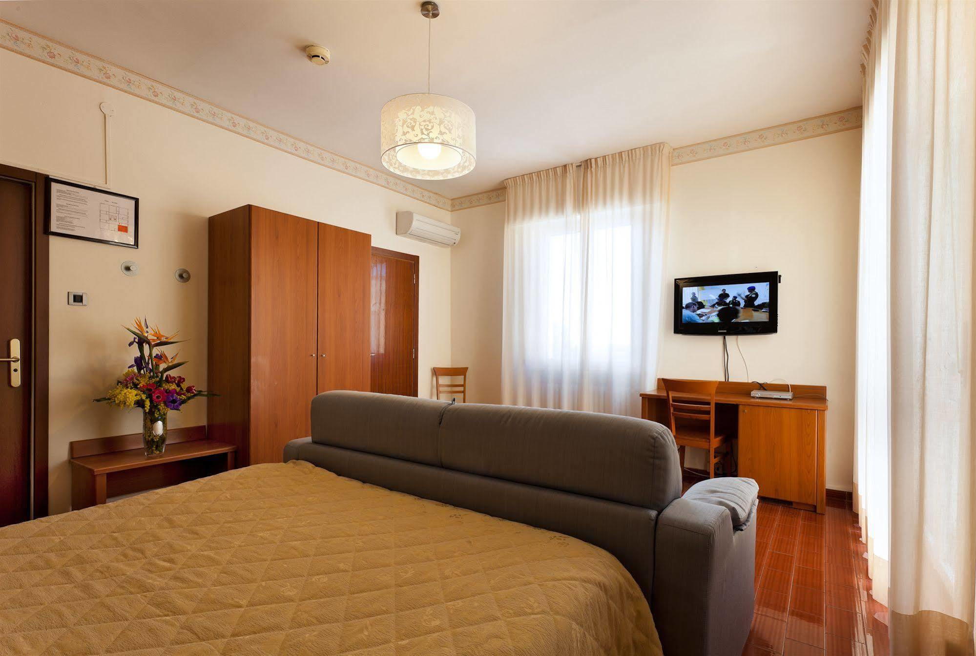 Parking Hotel Giardino Livorno Exteriör bild