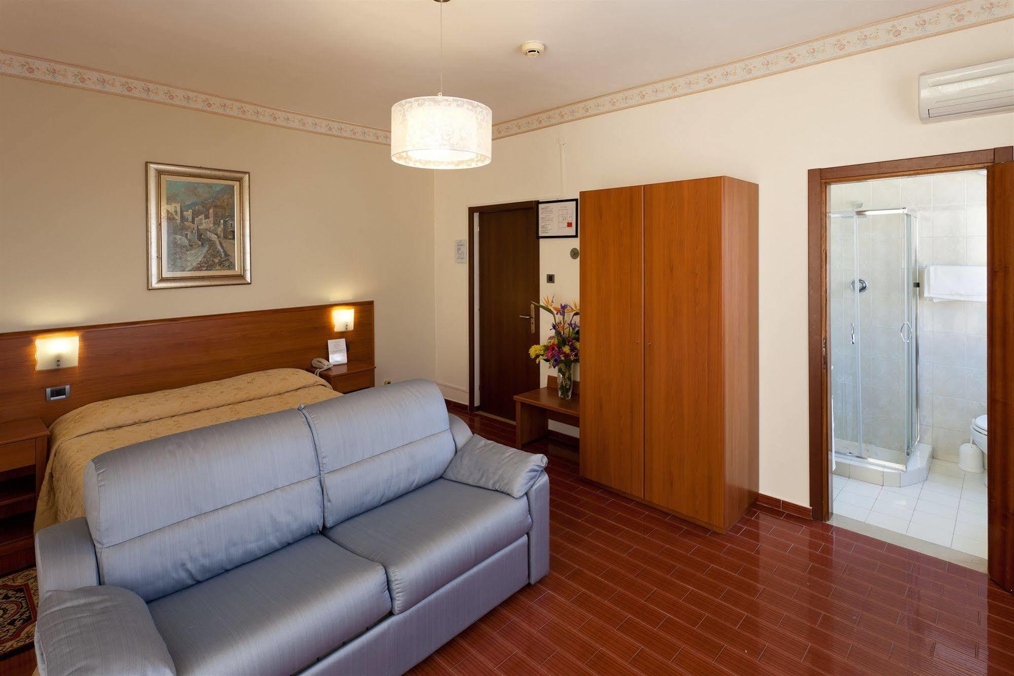 Parking Hotel Giardino Livorno Exteriör bild
